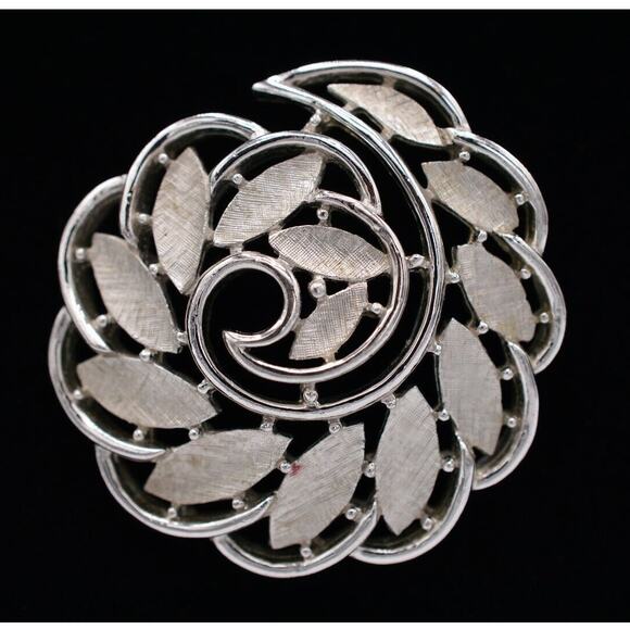 Crown Trifari Vintage Brooch Pin Brushed Silver Textured Wreath Signed 50s BinJ - Picture 1 of 12